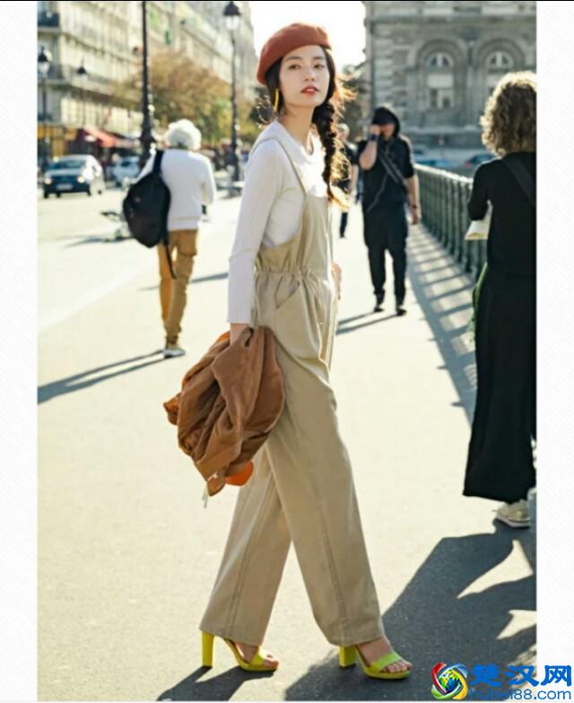 白色上衣＋彩色裤子，简单搭配，时髦100%！