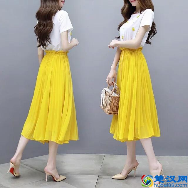 白色上衣＋彩色裤子，简单搭配，时髦100%！