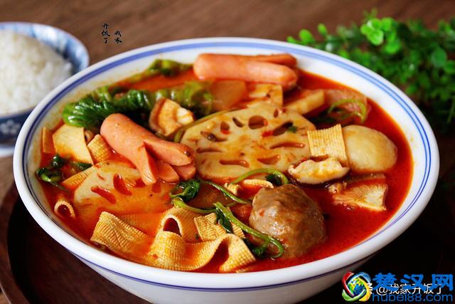 在家做麻辣烫，比点外卖强，麻辣鲜香又过瘾，恨不得天天吃一碗