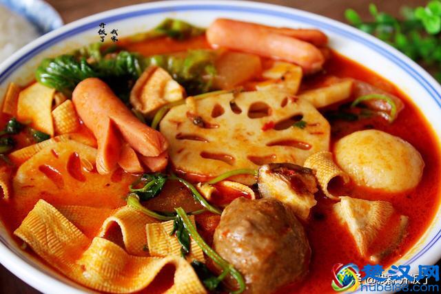 在家做麻辣烫，比点外卖强，麻辣鲜香又过瘾，恨不得天天吃一碗