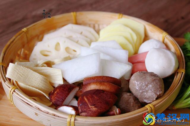 在家做麻辣烫，比点外卖强，麻辣鲜香又过瘾，恨不得天天吃一碗