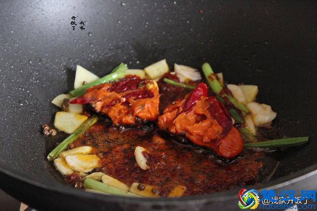 在家做麻辣烫，比点外卖强，麻辣鲜香又过瘾，恨不得天天吃一碗