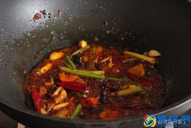 在家做麻辣烫，比点外卖强，麻辣鲜香又过瘾，恨不得天天吃一碗