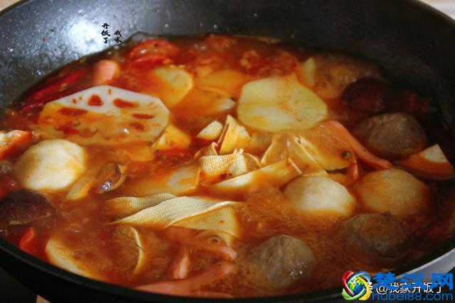 在家做麻辣烫，比点外卖强，麻辣鲜香又过瘾，恨不得天天吃一碗