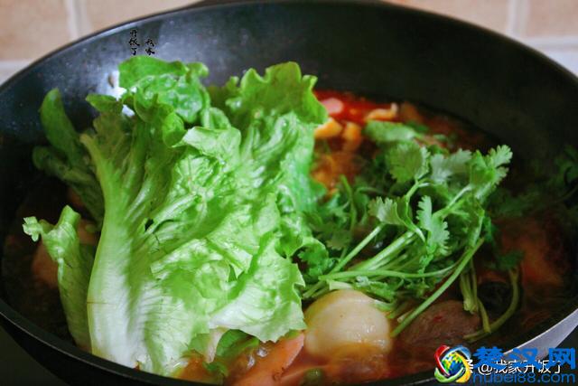 在家做麻辣烫，比点外卖强，麻辣鲜香又过瘾，恨不得天天吃一碗
