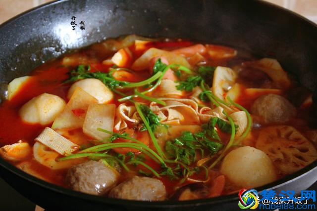 在家做麻辣烫，比点外卖强，麻辣鲜香又过瘾，恨不得天天吃一碗