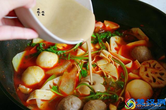 在家做麻辣烫，比点外卖强，麻辣鲜香又过瘾，恨不得天天吃一碗