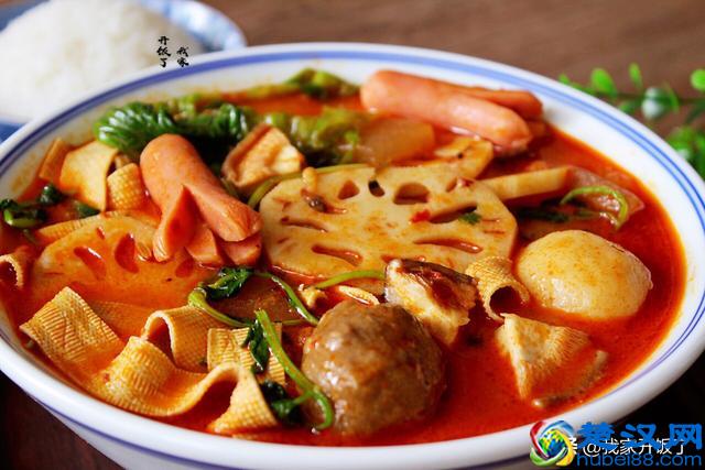 在家做麻辣烫，比点外卖强，麻辣鲜香又过瘾，恨不得天天吃一碗