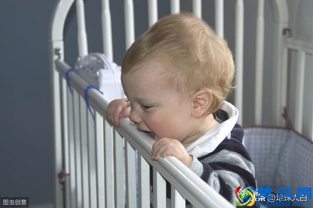 You beat me是指“我服了你”，那“beat it”是什么意思呢？