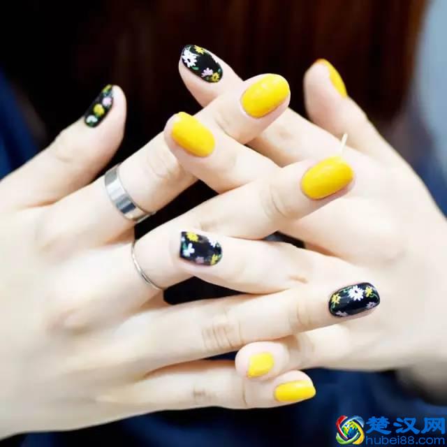 过年自己做美甲！教你美甲技巧：新手如何涂好甲油胶！