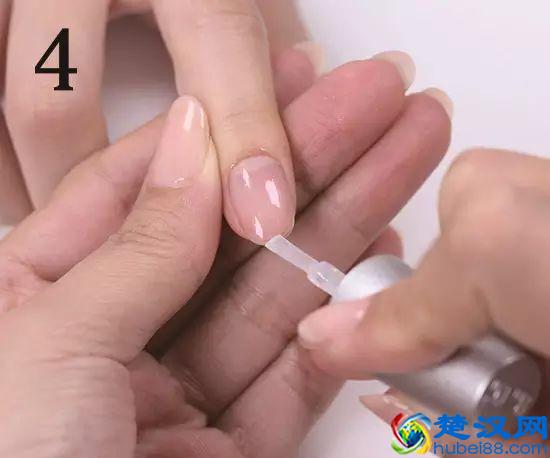 过年自己做美甲！教你美甲技巧：新手如何涂好甲油胶！
