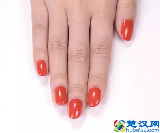 过年自己做美甲！教你美甲技巧：新手如何涂好甲油胶！