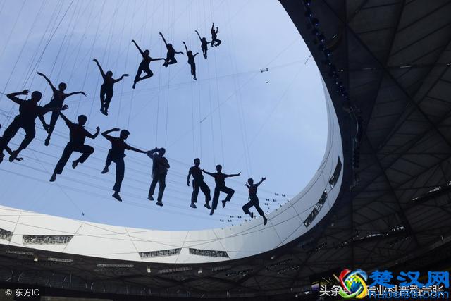 拍电影时为什么把吊钢丝叫做“吊威亚”，“威亚”一词是怎么来的