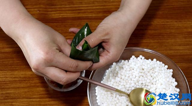 吃腻了糯米粽子，教你用西米做水晶粽子