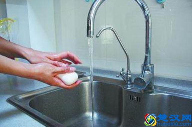 许多年轻人都不知道蚊子怕什么，叫你几个小妙招，家里蚊子跑光光