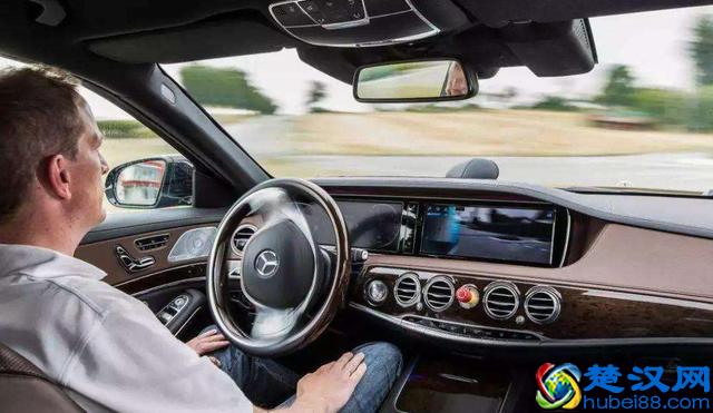 跑高速时，自己开和使用定速巡航，哪个更省油？