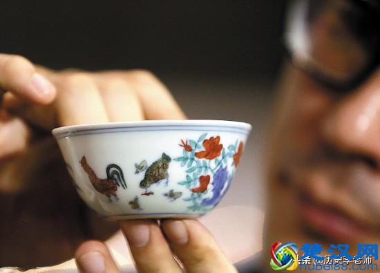成化斗彩鸡缸杯举世闻名，真值近3亿元？专家：炒作，不值这个价