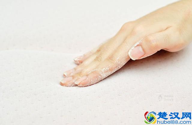 床垫上被宝宝宠物尿上尿尿了怎么办？教你一招就能彻底清除尿味