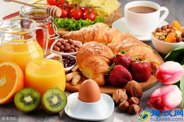 尿酸高的人哪些食物不能吃？医生：把握这三点，就能远离痛风！