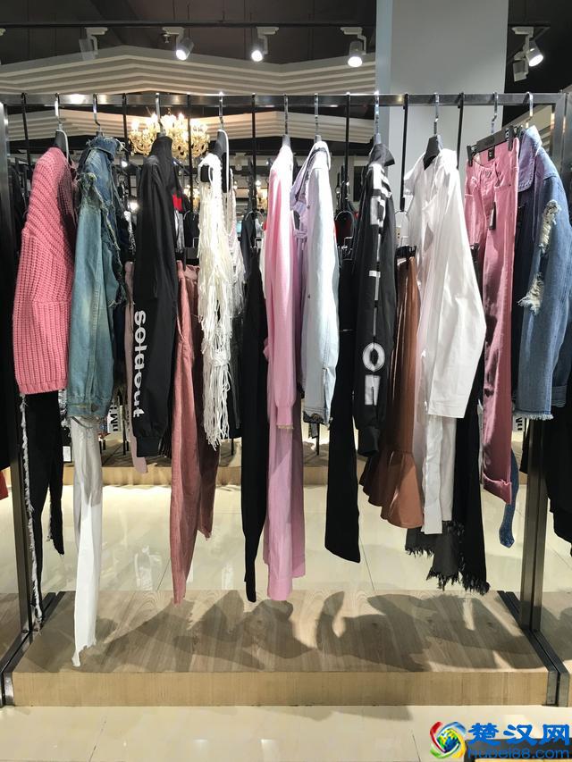 正品折扣女装批发货源哪里有？