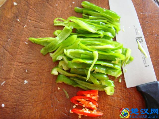 鱿鱼怎么做才好吃？厨娘教你做快手菜尖椒炒鱿鱼，又嫩又鲜超好吃