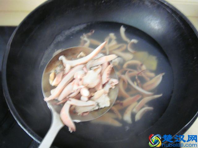 鱿鱼怎么做才好吃？厨娘教你做快手菜尖椒炒鱿鱼，又嫩又鲜超好吃