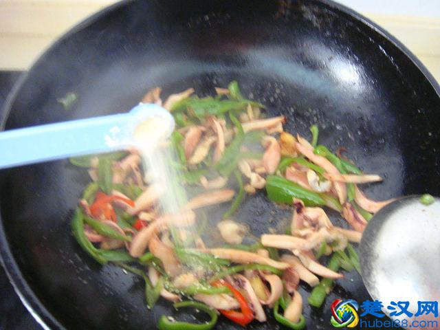 鱿鱼怎么做才好吃？厨娘教你做快手菜尖椒炒鱿鱼，又嫩又鲜超好吃