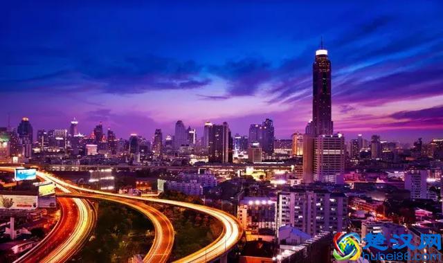 当我们站在桥头，看车水马龙的城市