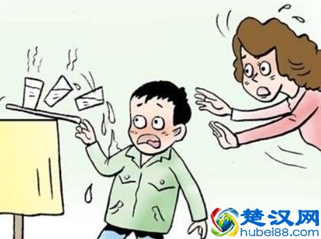 父亲看电视女儿被烫伤 教你一分钟处理开水烫伤