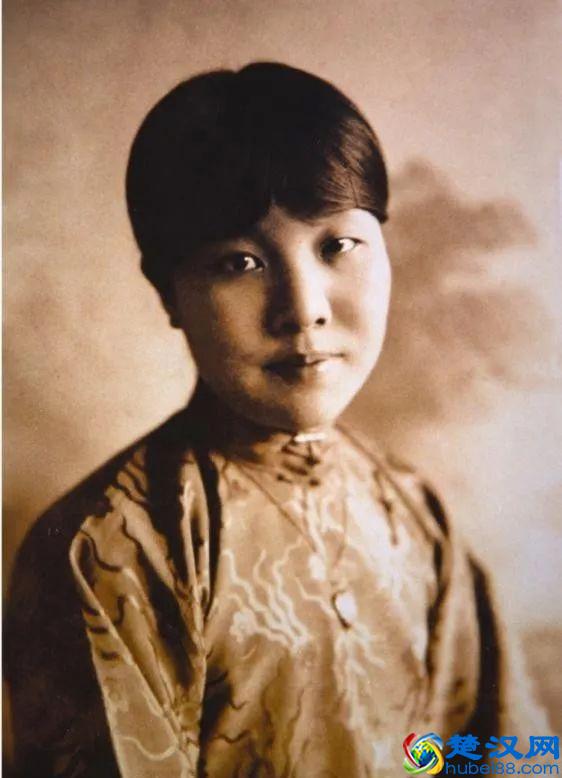 民国十大才女冰心，敬仰一人，99岁去世，墓碑重8吨，造型独特