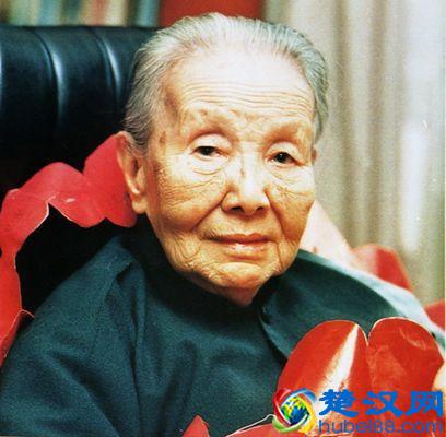 民国十大才女冰心，敬仰一人，99岁去世，墓碑重8吨，造型独特