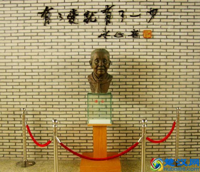 民国十大才女冰心，敬仰一人，99岁去世，墓碑重8吨，造型独特