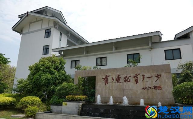 民国十大才女冰心，敬仰一人，99岁去世，墓碑重8吨，造型独特