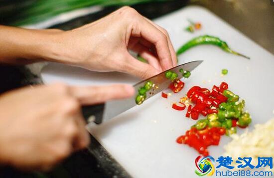 切了辣椒手很辣怎么办 辣椒辣到手了什么方法最快去除