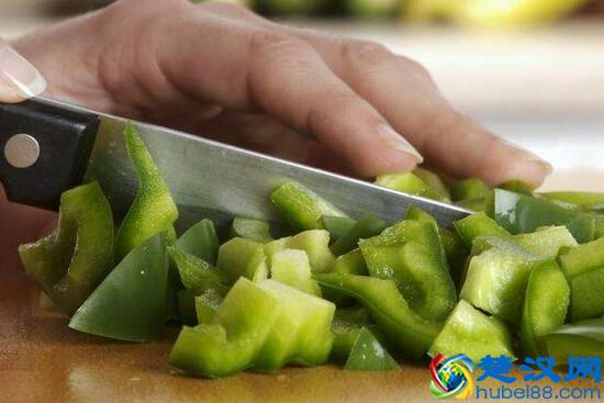 切了辣椒手很辣怎么办 辣椒辣到手了什么方法最快去除