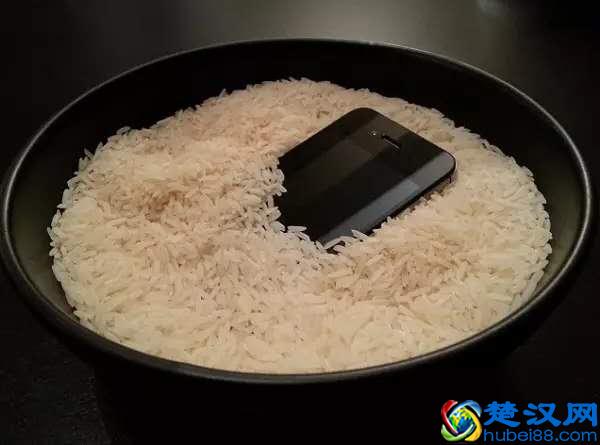 手机不小心进水了怎么办？下面几招，轻松解决！