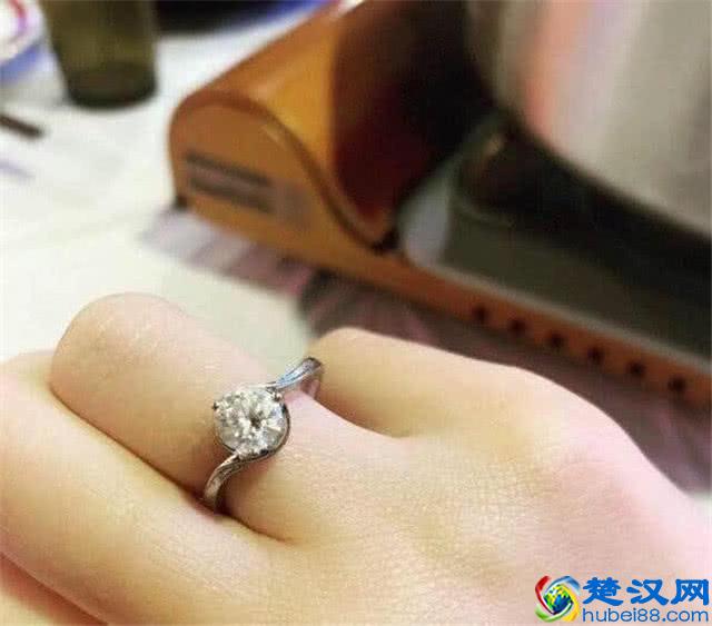 知名女星被曝卖第一次赚150万，疑其海天盛宴不雅照流出，是她