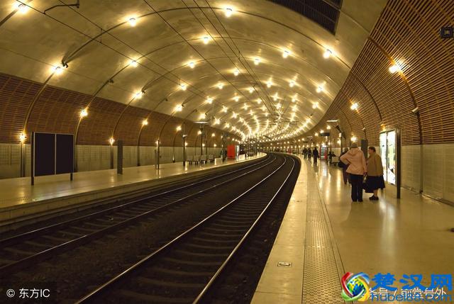 《苏菲的世界》30句经典名句:那轰然一响,我们也是星辰