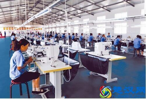 夫妻俩创业做服装小本生意，一个月赚30多万美元