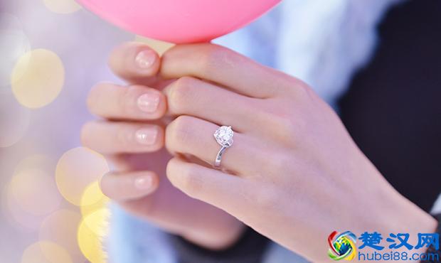 结婚戒指戴中指可以吗 结婚戒指有哪些戴法