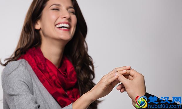 结婚戒指戴中指可以吗 结婚戒指有哪些戴法