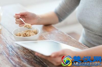 为何“便秘”越来越多？提醒您：3种食物是便秘“祸根”，要少吃