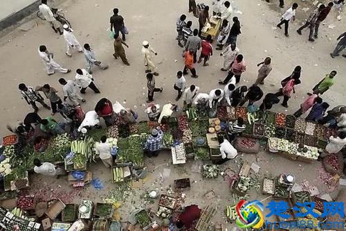 生活在全球最富有的城市，迪拜人平时都吃什么？网友：穷是病！