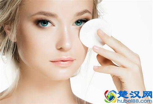 太阳穴长痘痘是什么原因 找准方法才能快速祛痘