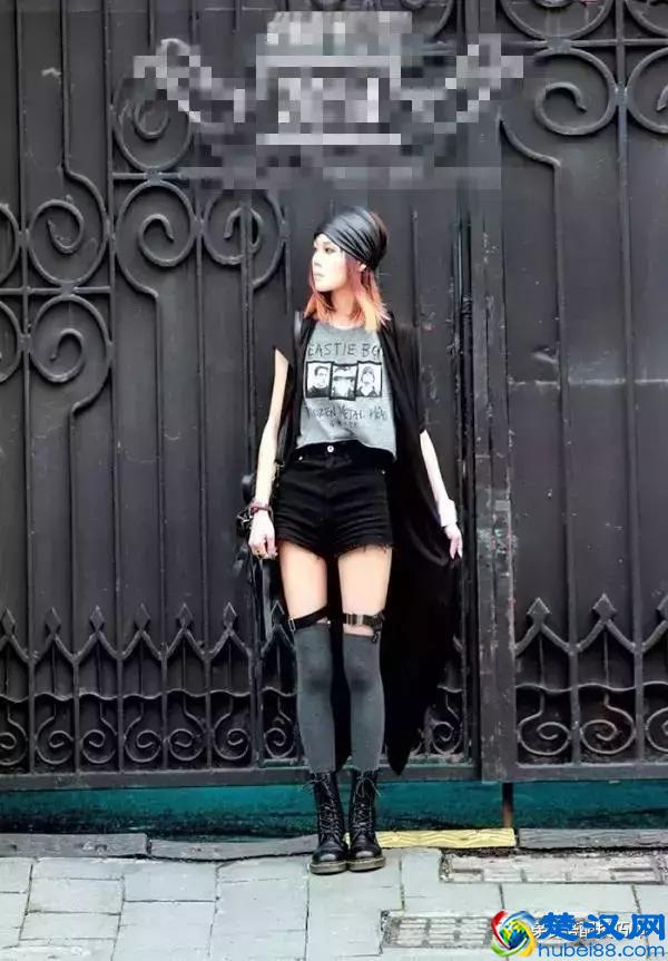 黑色裤子配什么颜色上衣？颜色搭配有技巧！