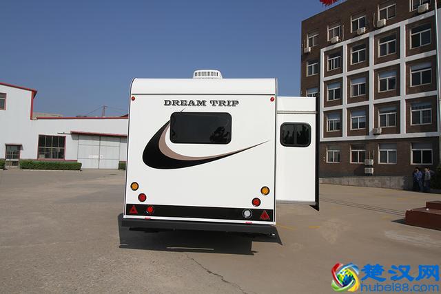 有大床房还有标准间，居住堪比五星级酒店的房车