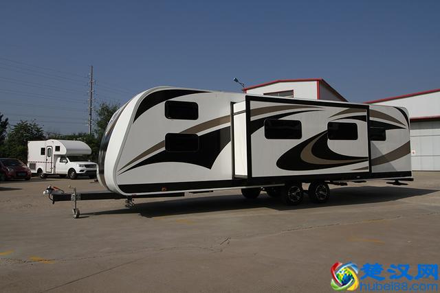 有大床房还有标准间，居住堪比五星级酒店的房车