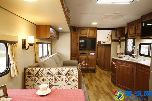 有大床房还有标准间，居住堪比五星级酒店的房车