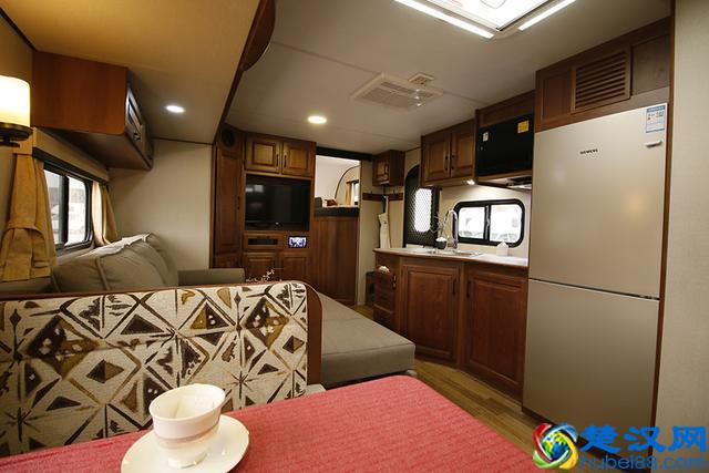 有大床房还有标准间，居住堪比五星级酒店的房车