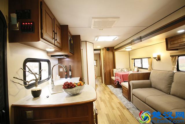 有大床房还有标准间，居住堪比五星级酒店的房车
